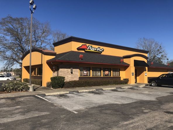 Former Pizza Hut - Chipley, FL: 1329 Main St, Chipley, FL 32428